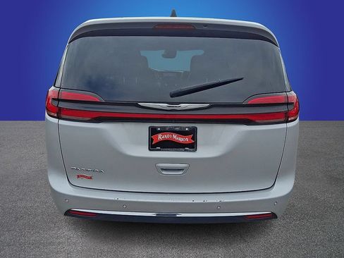 Used 2024 Chrysler Pacifica Touring-L FWD image 5