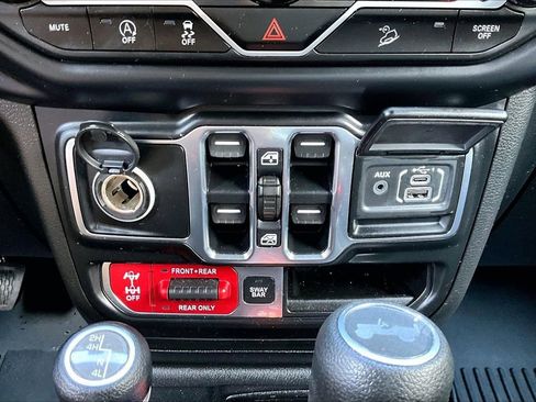 Used 2020 Jeep Wrangler Unlimited Rubicon w/ Steel Bumper Group AWD/4WD image 16