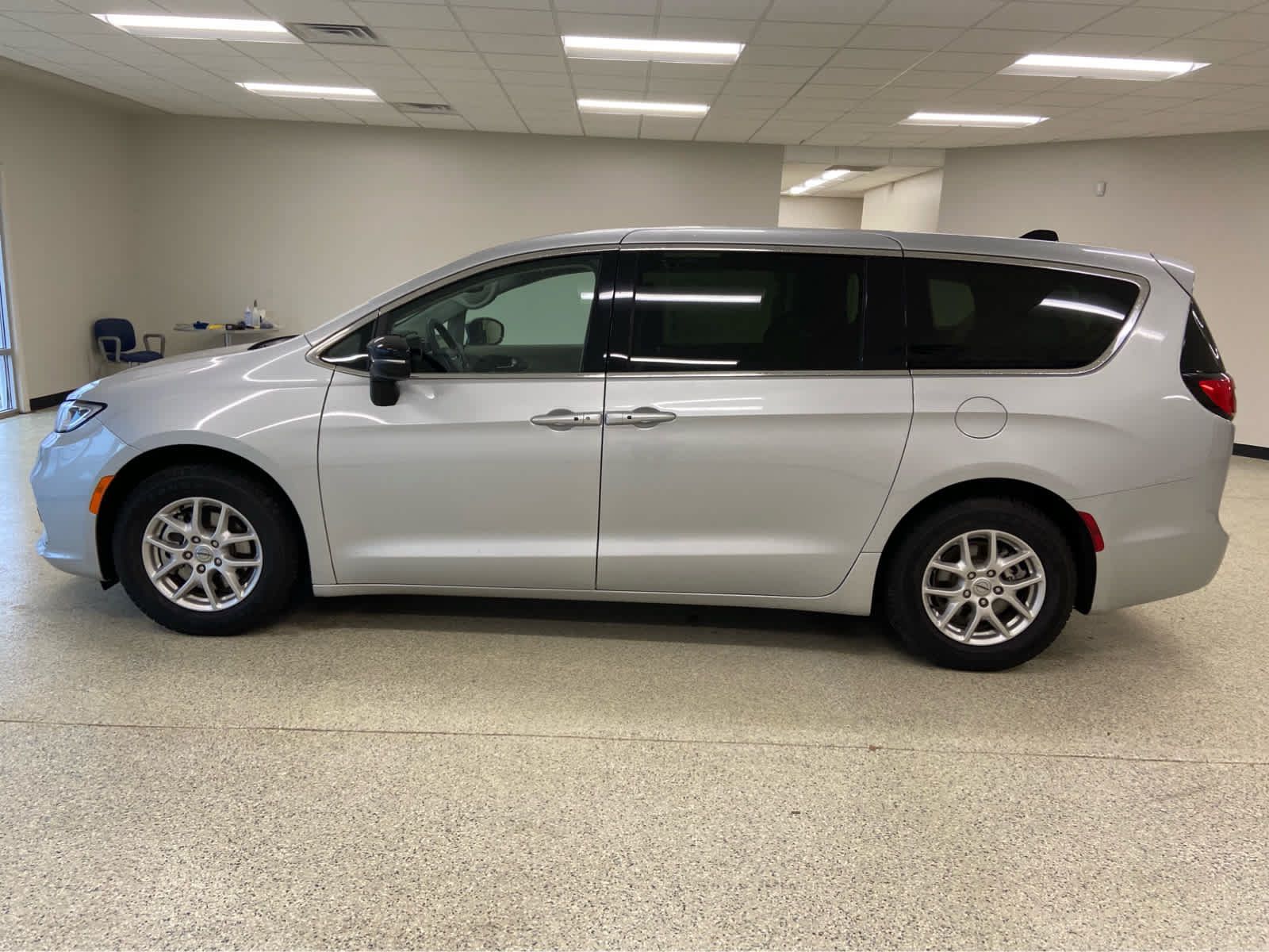 Used 2024 Chrysler Pacifica Touring-L FWD image 11