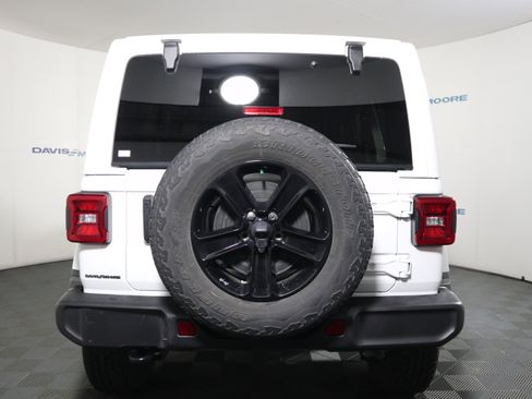 Used 2022 Jeep Wrangler Unlimited Sahara AWD/4WD image 7