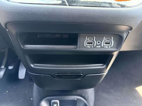 Used 2024 Chrysler Pacifica Limited FWD image 27