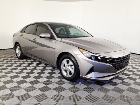 Certified 2023 Hyundai Elantra SE w/ Preferred Accessory Package FWD image 3