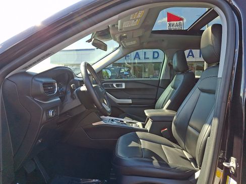 Used 2022 Ford Explorer XLT w/ Equipment Group 202A AWD/4WD image 14