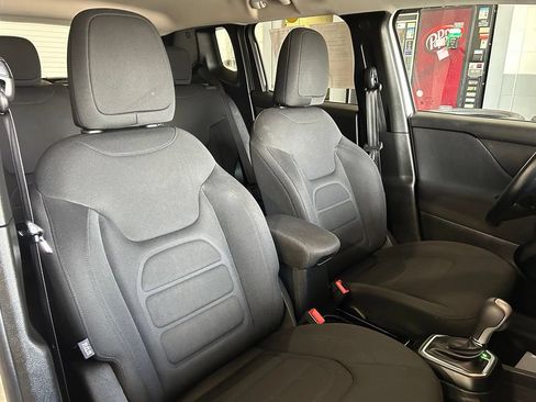 Used 2019 Jeep Renegade Latitude w/ Cold Weather Group FWD image 39