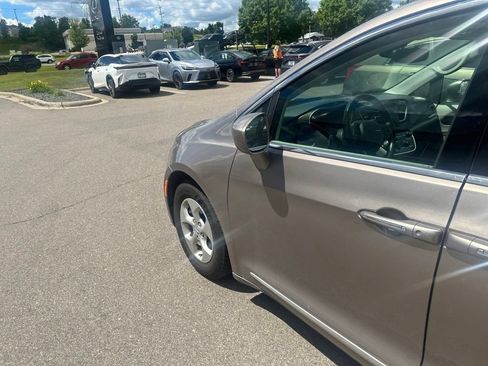 Used 2017 Chrysler Pacifica Touring-L Plus FWD image 16