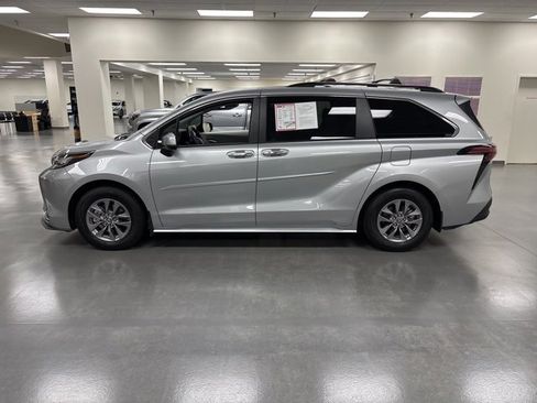 Certified 2022 Toyota Sienna XLE image 4