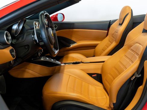 Used 2017 Ferrari California T image 4