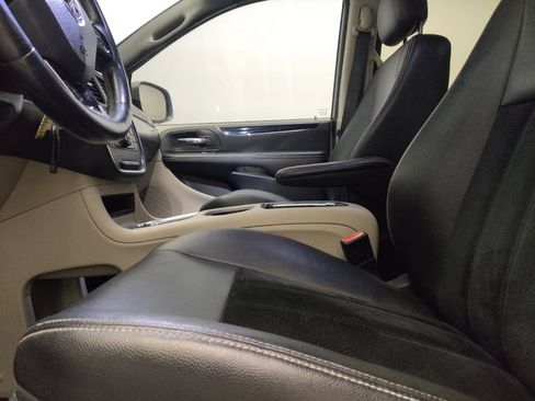 Used 2017 Dodge Grand Caravan SXT w/ Driver Convenience Group FWD image 17
