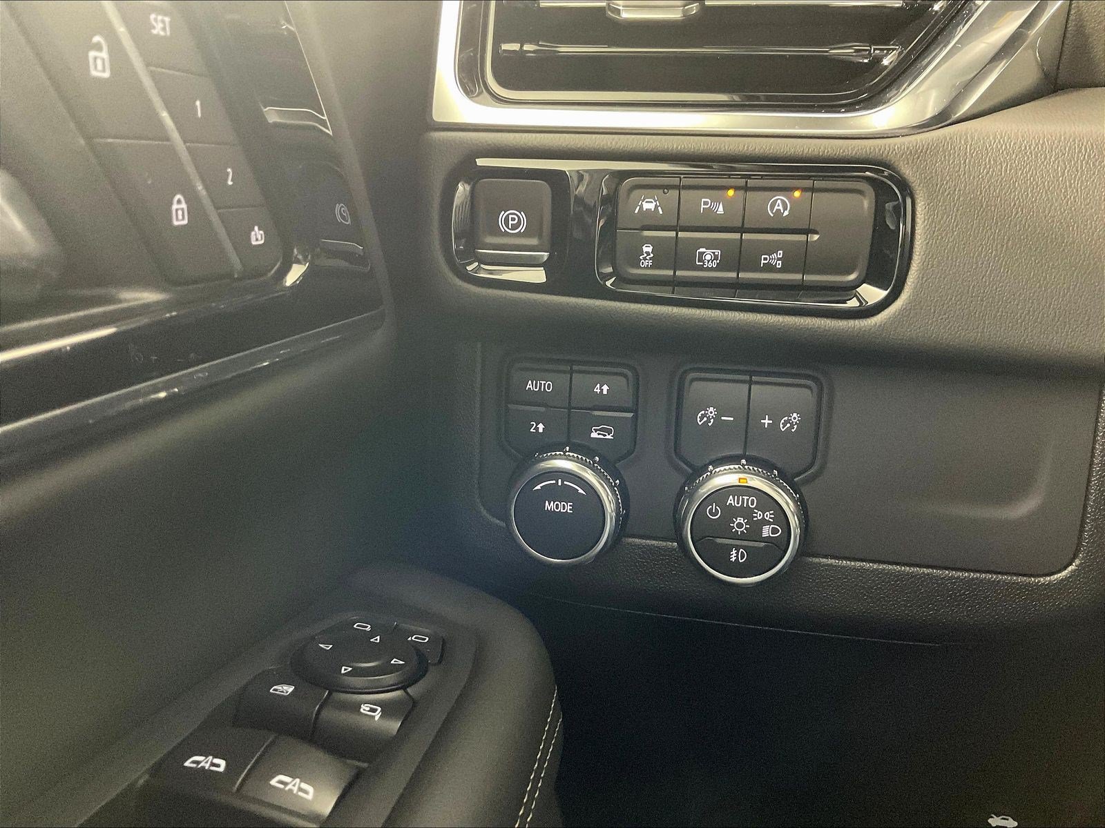 Used 2025 GMC Yukon Elevation AWD/4WD image 15