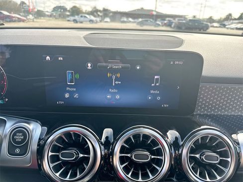Used 2024 Mercedes-Benz GLB 250 4MATIC image 27