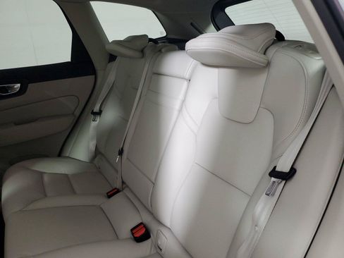 Used 2022 Volvo XC60 B5 Momentum w/ Climate Package FWD image 12