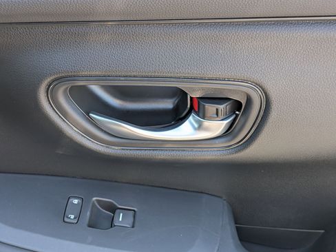 Used 2025 Honda HR-V LX image 33