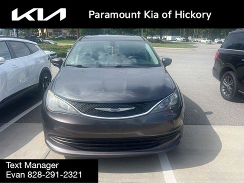 Used 2018 Chrysler Pacifica LX FWD image 2