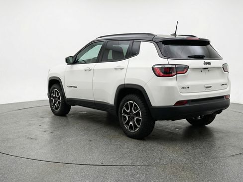 Used 2025 Jeep Compass Trailhawk AWD/4WD image 6