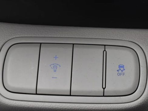 Used 2025 Hyundai Venue SEL image 23