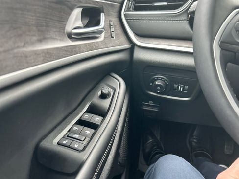 Used 2025 Jeep Grand Cherokee L Limited w/ Black Appearance Package image 25