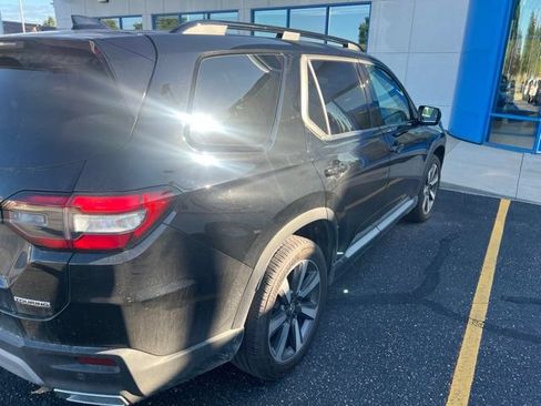 Used 2025 Honda Pilot Touring image 3