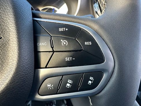 Used 2023 Chrysler Pacifica Touring-L image 33