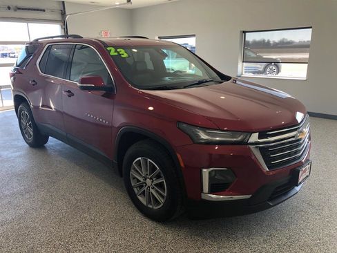 Used 2023 Chevrolet Traverse LT image 2