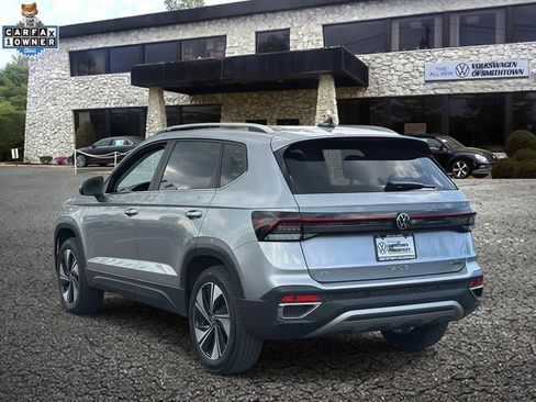Used 2025 Volkswagen Taos SE w/ Panoramic Sunroof Package AWD/4WD image 7
