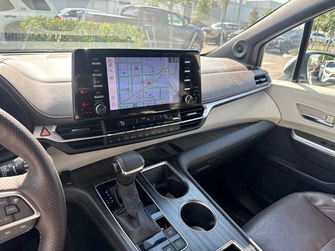 Used 2023 Toyota Sienna Platinum FWD image 11