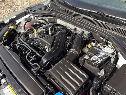 Used 2024 Volkswagen Jetta SE w/ Panoramic Sunroof Package image 10