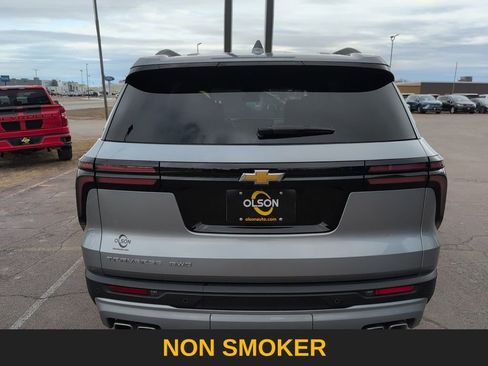 Used 2025 Chevrolet Traverse LT image 6