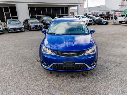 Used 2020 Chrysler Pacifica Touring-L image 4