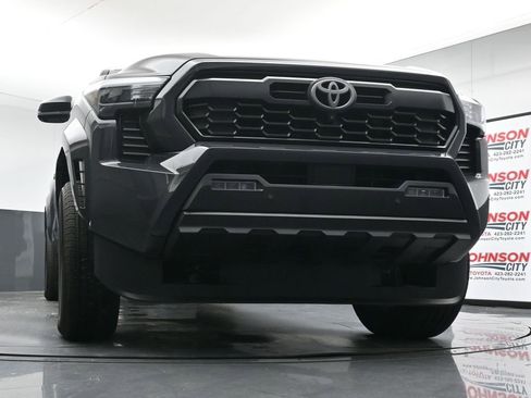 Used 2025 Toyota Tacoma TRD Sport w/ TRD Sport Premium Package AWD/4WD image 33