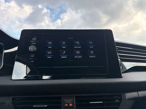 Certified 2025 Volkswagen Jetta S FWD image 17