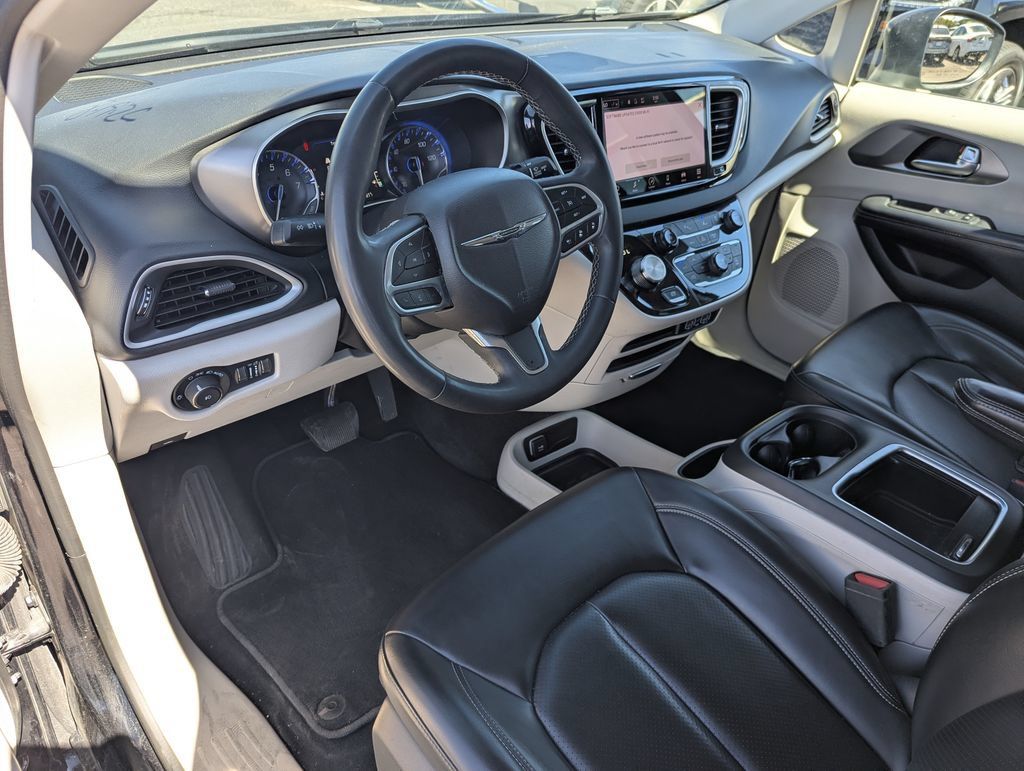 Used 2023 Chrysler Pacifica Touring-L FWD image 14