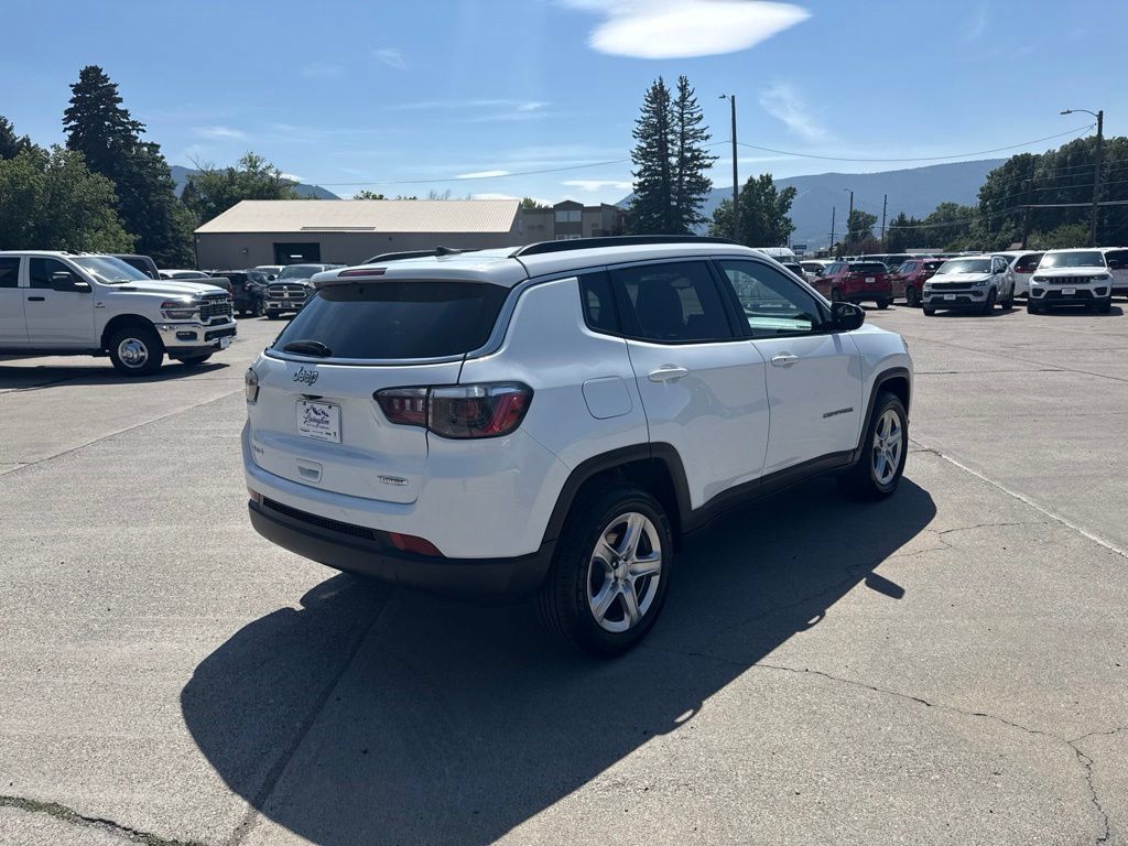 Used 2024 Jeep Compass Latitude AWD/4WD image 3