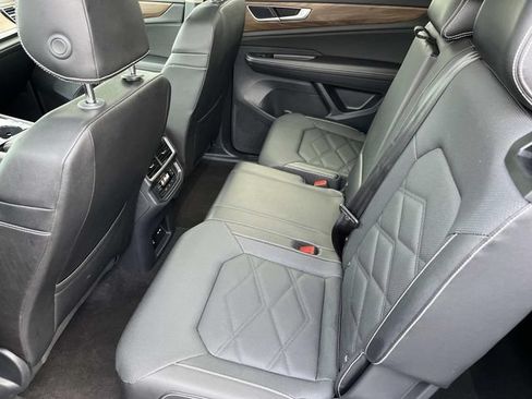 Used 2025 Volkswagen Atlas SE AWD/4WD image 17