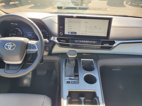 Certified 2025 Toyota Sienna XLE FWD image 15