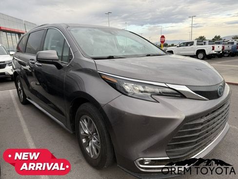 Used 2024 Toyota Sienna XLE FWD image 1