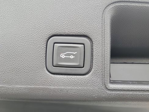 Used 2024 GMC Terrain SLT w/ Infotainment Package II image 9