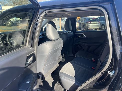 Used 2025 Mitsubishi Outlander SE image 6