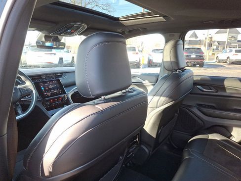 Used 2025 Jeep Grand Cherokee Altitude image 21