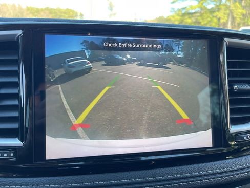 Used 2024 Chrysler Pacifica Select image 11