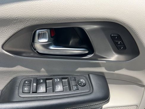 Used 2023 Chrysler Pacifica Touring-L FWD image 27