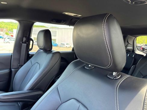 Used 2025 Chrysler Voyager LX FWD image 12