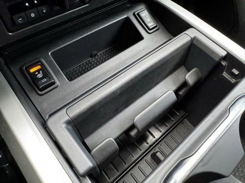 Used 2020 Nissan Titan SV image 15