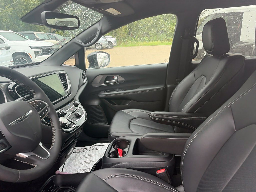 Used 2025 Chrysler Pacifica Select FWD image 16