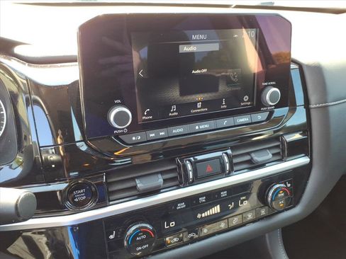 Used 2025 Nissan Pathfinder SV image 12