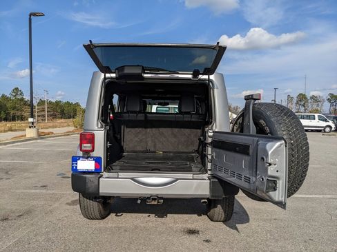 Used 2017 Jeep Wrangler Unlimited Sahara w/ Connectivity Group image 35