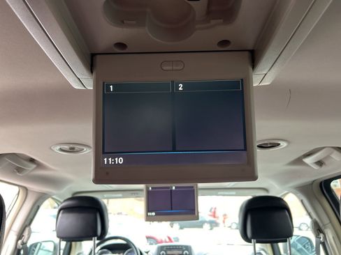 Used 2016 Chrysler Town & Country Touring-L image 40