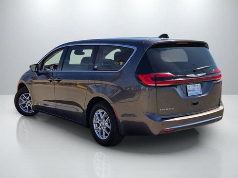 Used 2023 Chrysler Pacifica Touring-L image 6