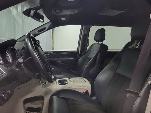 Used 2019 Dodge Grand Caravan SXT image 13