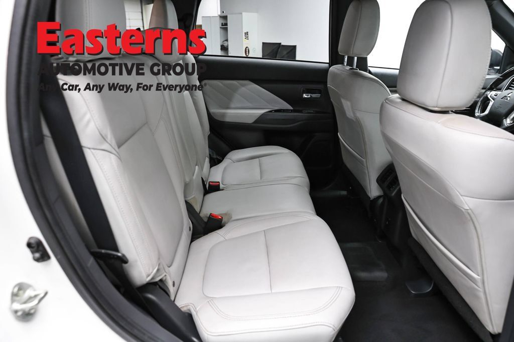 Used 2020 Mitsubishi Outlander SEL AWD/4WD image 24