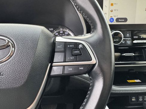 Used 2023 Toyota Highlander XLE FWD image 23